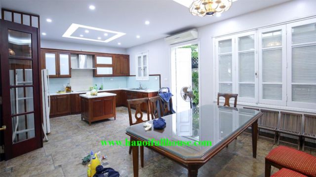 House in Tay Ho for rent, garage, yard, fully furnished, bright