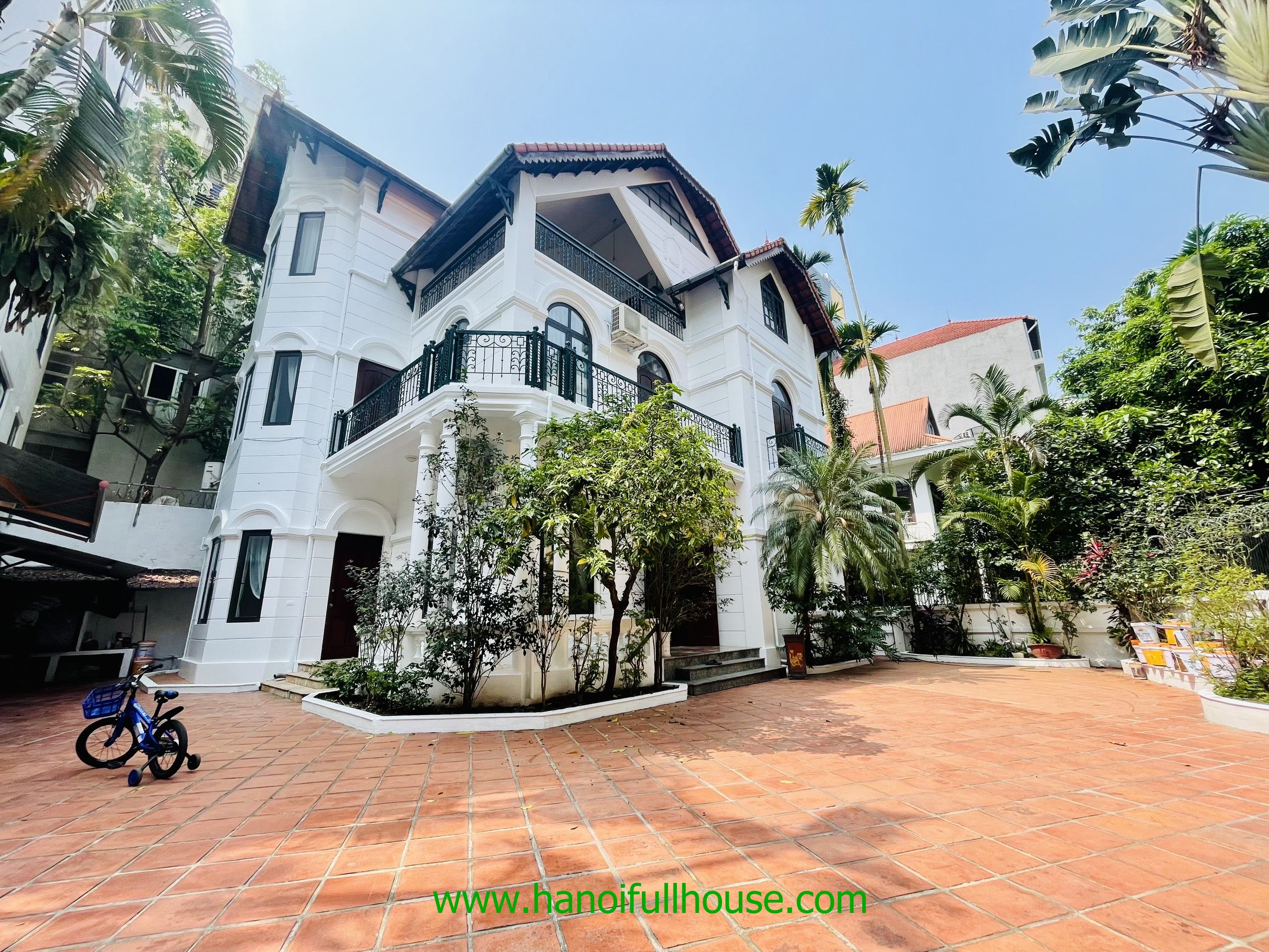 Swimming pool Villa with garden, 5 bedrooms in Tay Ho let to rent