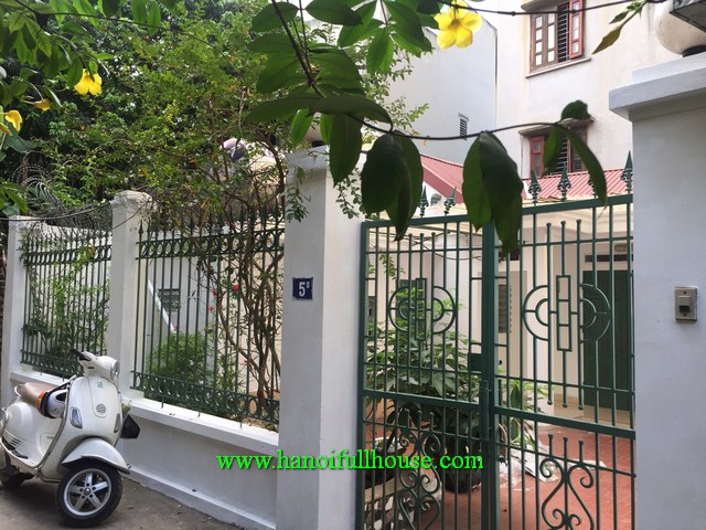 A bungalow in Lac Long Quan str with a big courtyard for lease