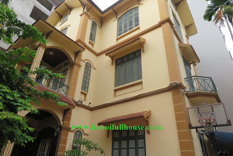 04 bedrooms Villa with big yard in To Ngoc Van, Tay Ho dist for lease 