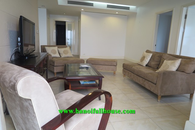 Luxurious and charming apartment in Golden West Lake with 4 bedrooms for rent.