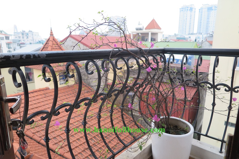 Super cheap 02 bedrooms apartment in Tay Ho, only USD 400 with balcony and lots of natuaral light
