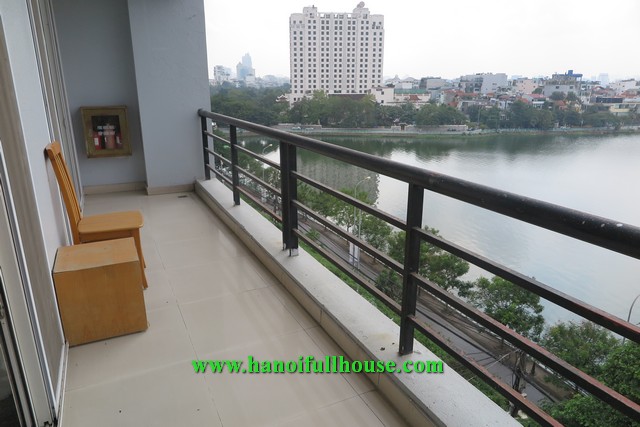 Lake view apartment on Xuan Dieu street, 1 bedroom, large balcony for rent.