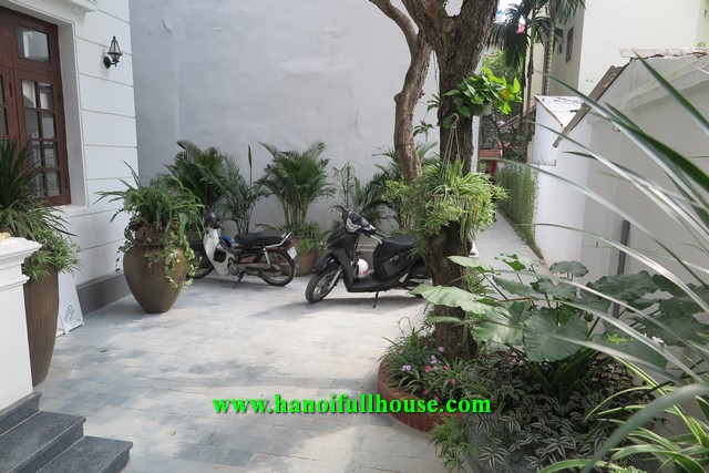 Garden villa on the best street of Tay Ho Dist for rent.