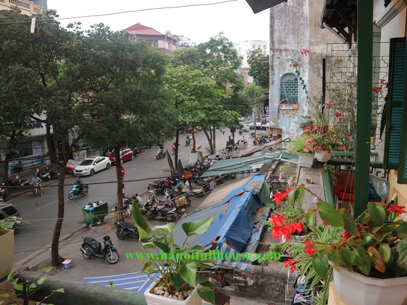 Hoan Kiem old French apartment with nice view, balcony, fully furnished, 01 bedroom for lease 