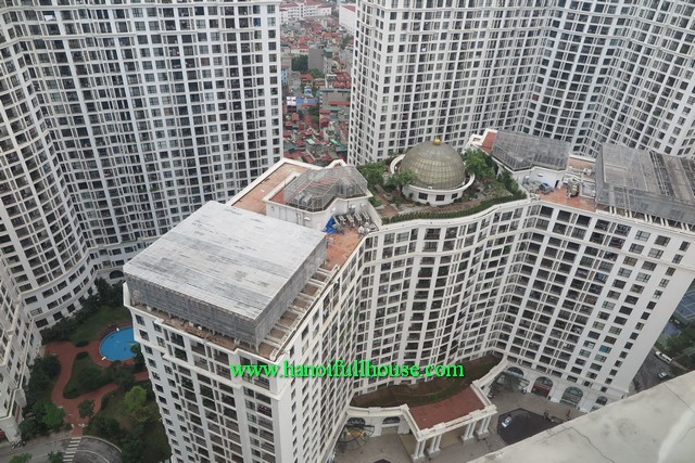 Royal City 3 Brs apartment rental, this is a corner apartment with lots of light, windows, balconies