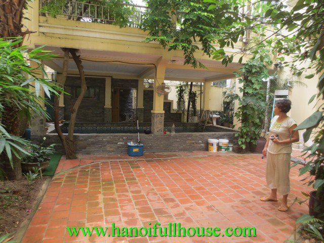 CHEAP VILLA FOR RENT IN TAY HO DIST, HA NOI. COURTYARD, 3 BEDROOM, SWIMMING POOL