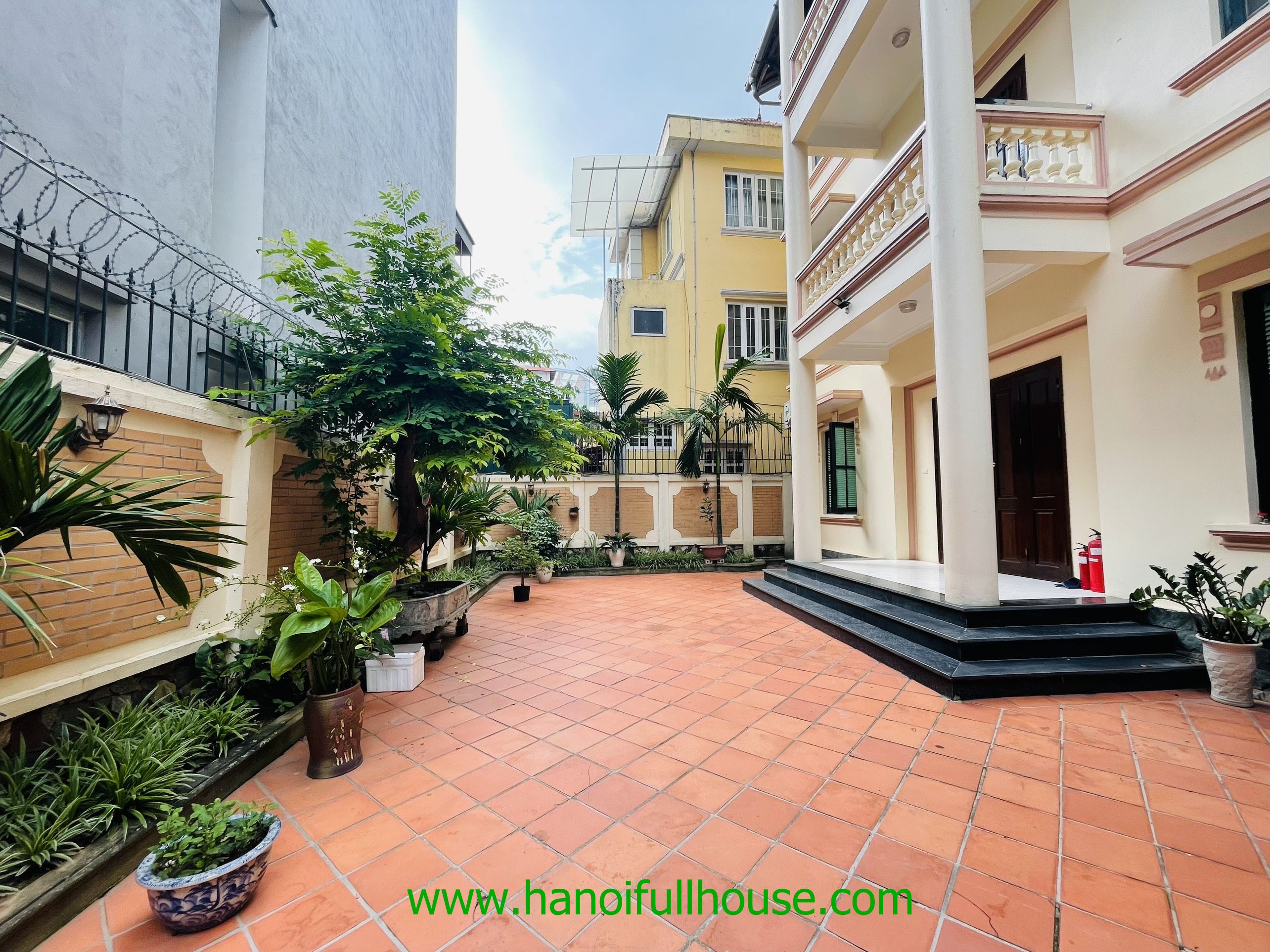 Large garden Villa with 4 bedrooms on To Ngoc Van str