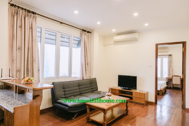 Find Hoan Kiem housing agency. 1-bedroom serviced apartment with a bathtub for lease