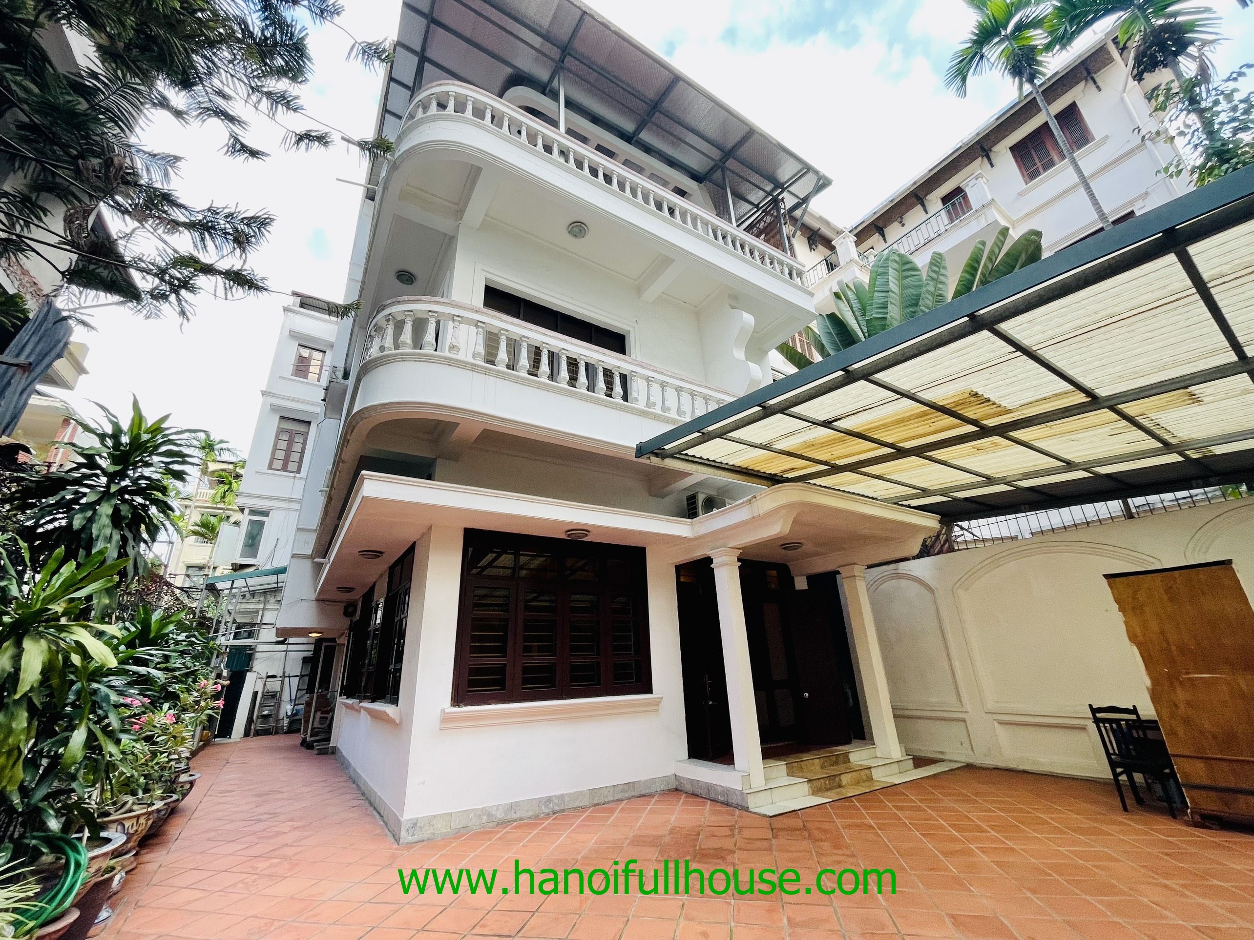 5 bedroom house with big garden in Tay Ho dist for lease