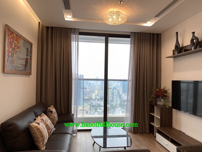 Luxurious apartment in Vinhomes Metropolis, 2 bedrooms, lake view for rent.