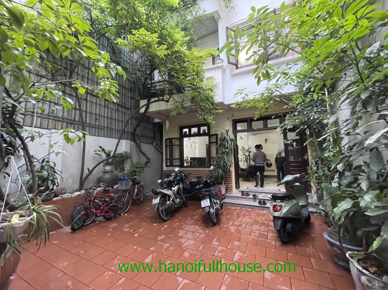 5 bedroom fully furnished House with garden to let in Dong Da dist-Ha Noi
