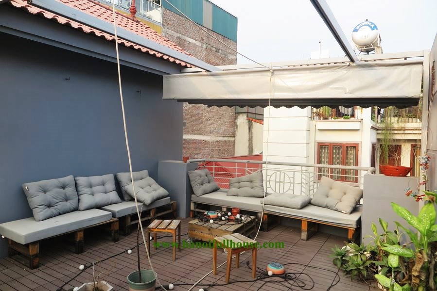 Fully-furnished and front Yard House with 5 bedrooms in Tay Ho dist