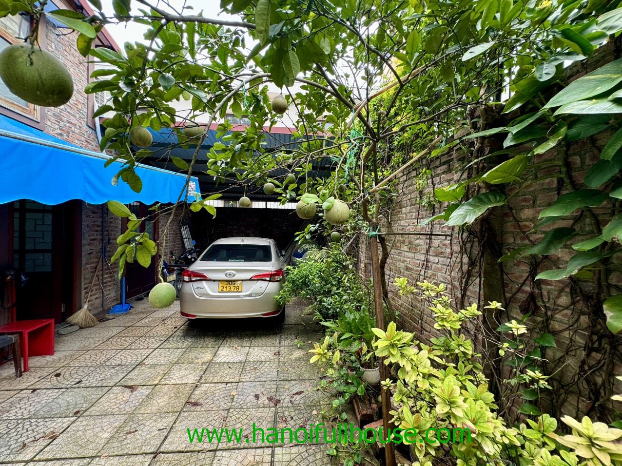 Nhà sân vườn 2 phòng ngủ ở Long Biên cho thuê