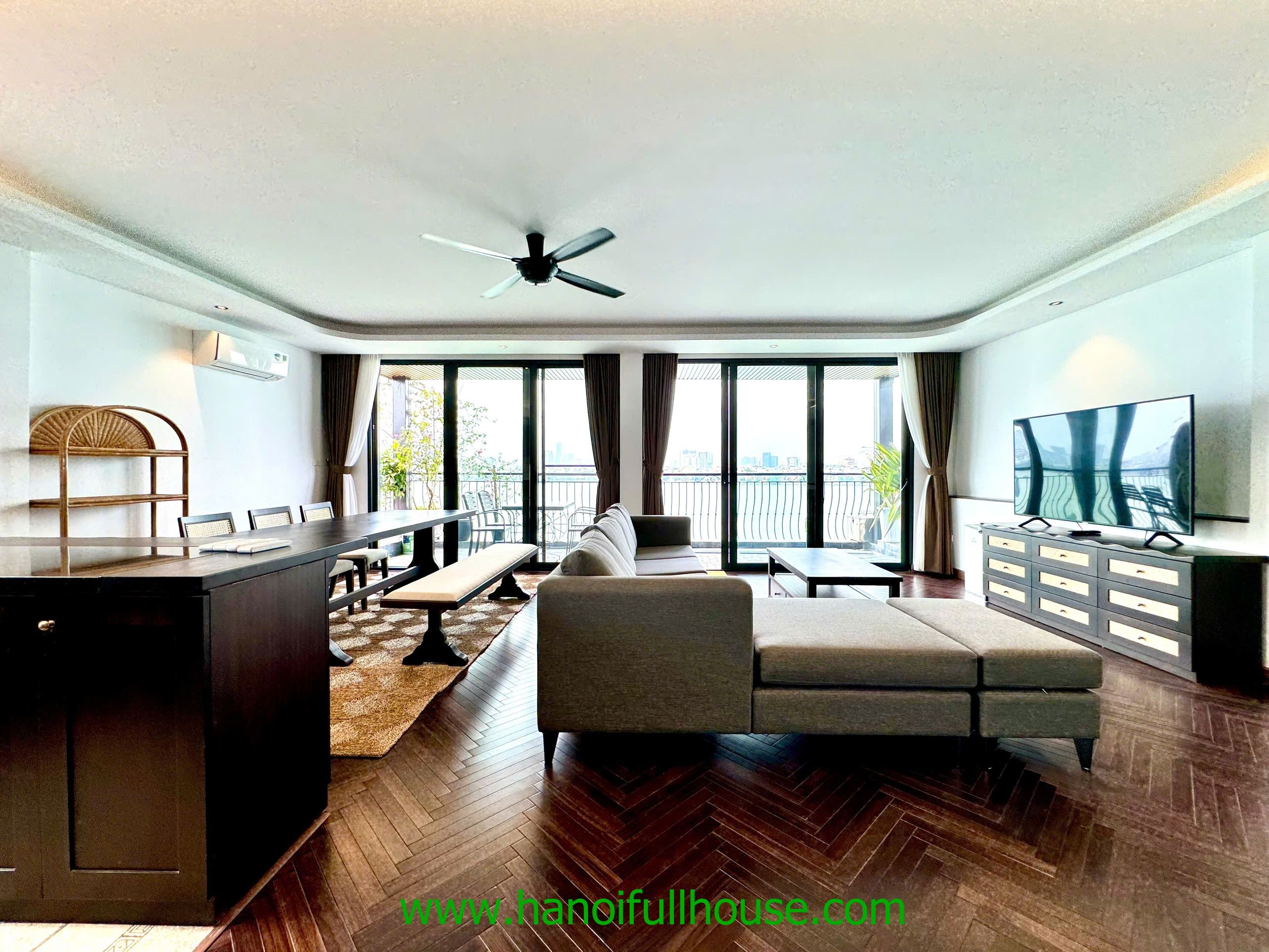 Căn hộ 3 phòng ngủ, view Hồ Tây cho thuê, tầng cao