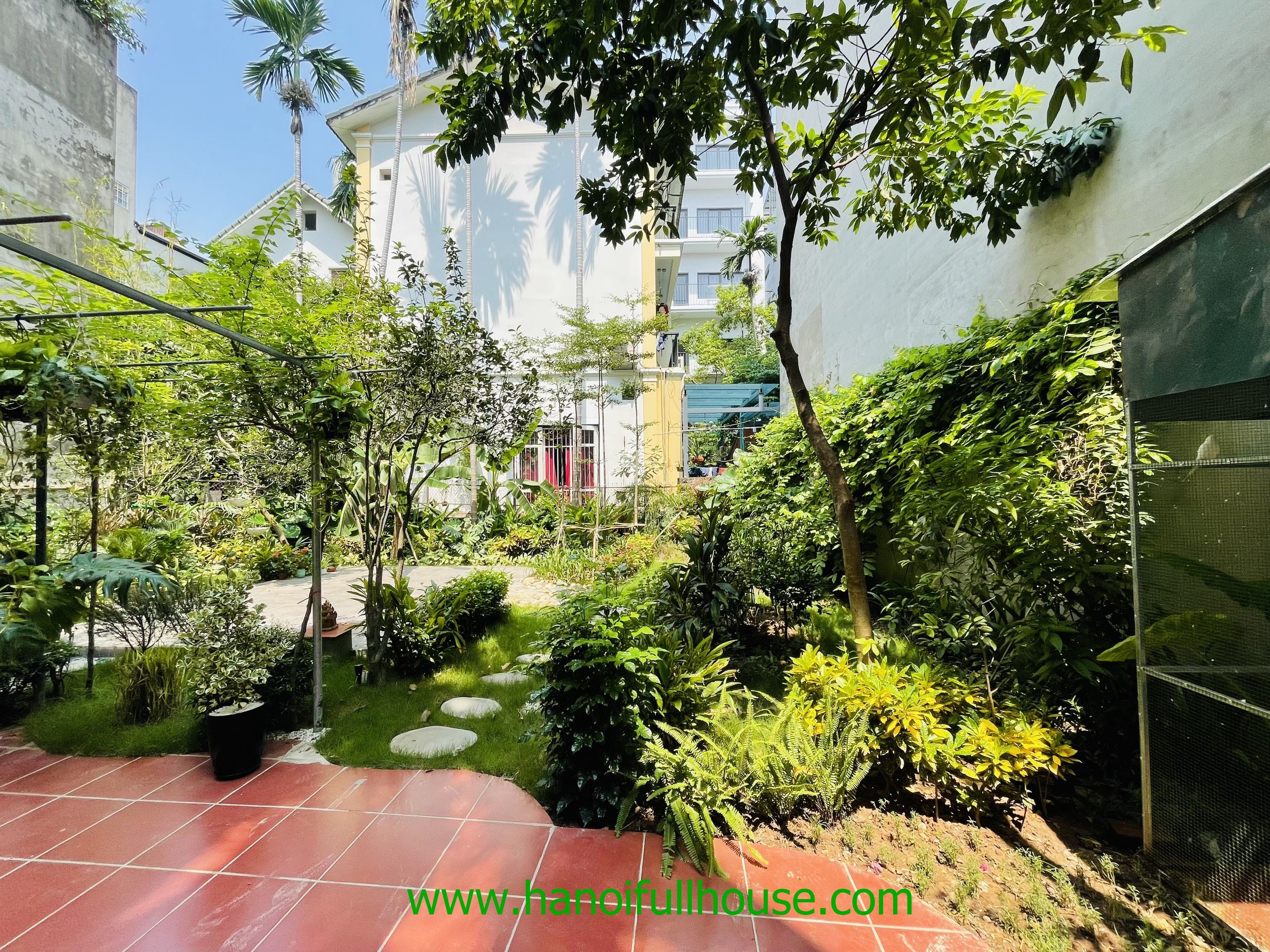 Beautifully renovated house, 4 bedrooms, large garden for rent