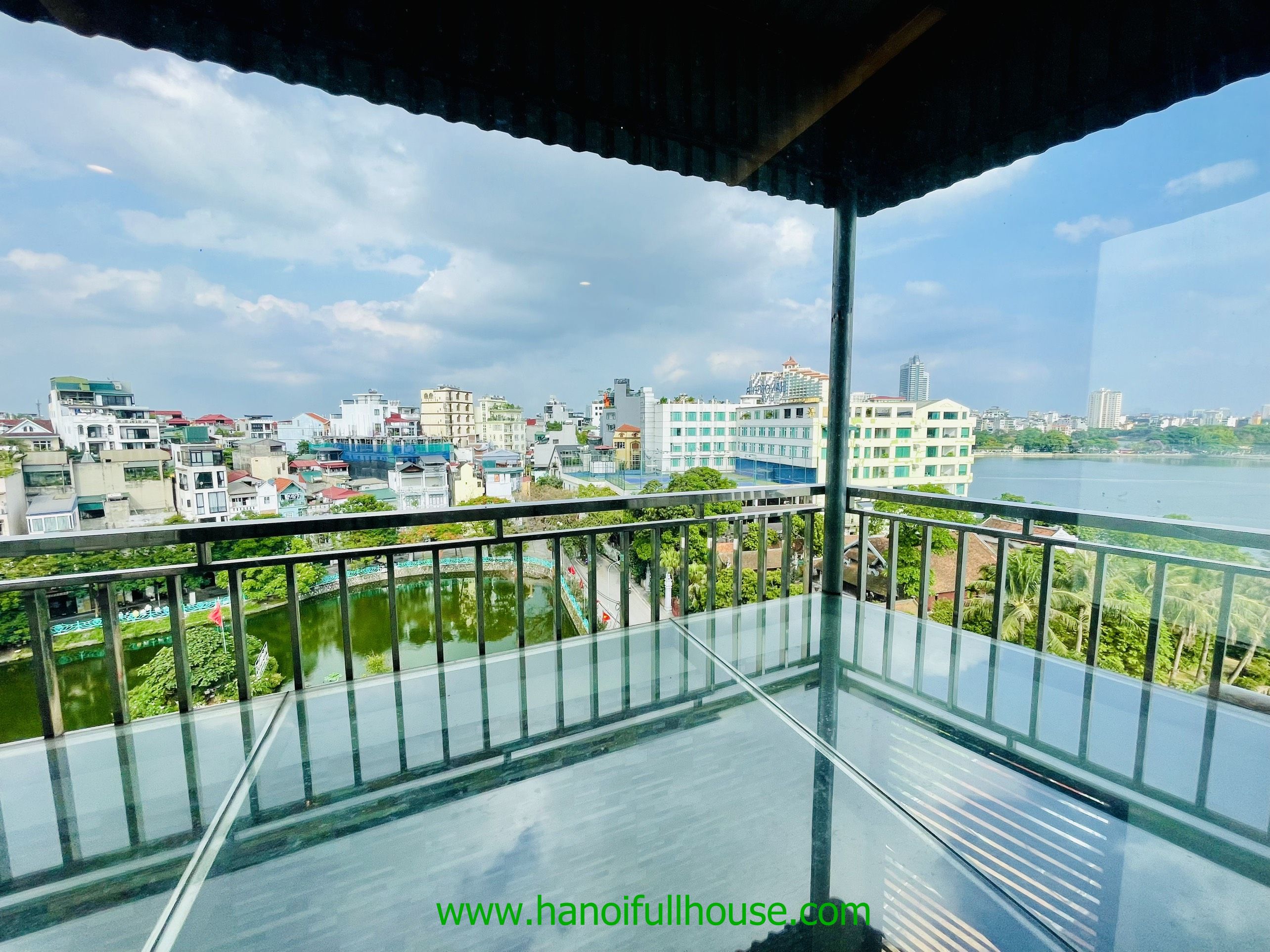 Căn hộ tuyệt vời với ban công siêu rộng, view Hồ cho thuê ở Tây Hồ