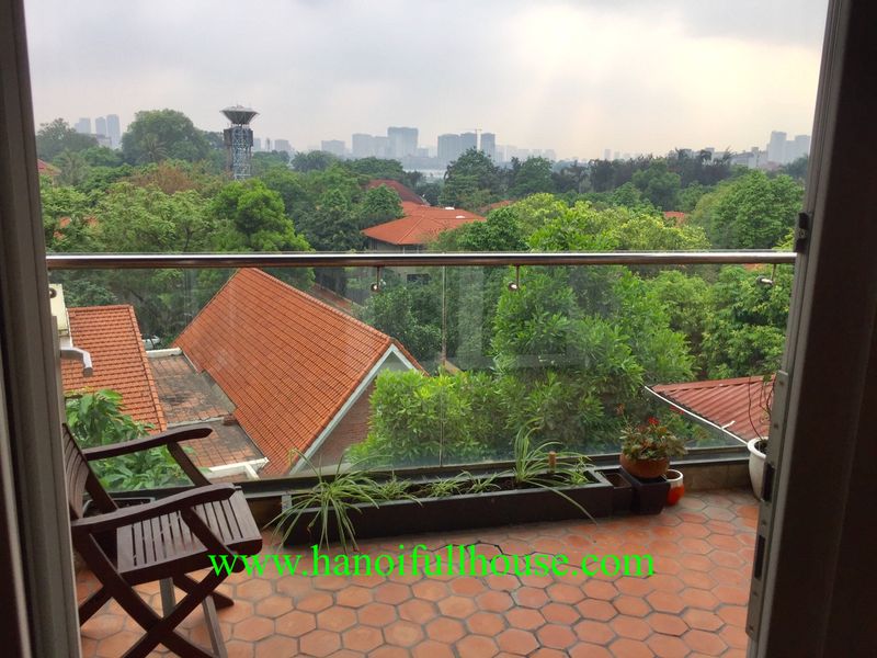 Căn hộ dịch vụ 1 phòng ngủ trên tầng cao nhất của tòa nhà, ban công lớn cảnh đẹp ở Tây Hồ 