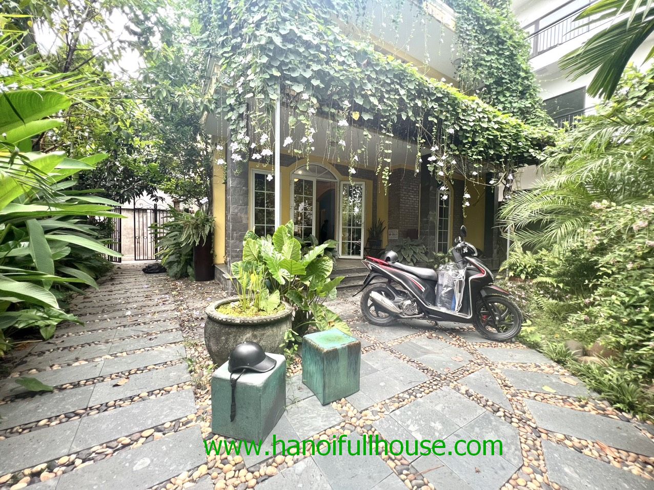3 bedroom house with unique design near French school for lease