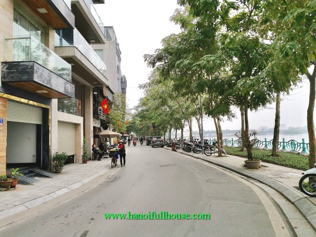Căn hộ 2 tầng thông nhau tuyệt đẹp view Hồ Tây chính diện gồm 3 ngủ rộng 200 m2 cho thuê