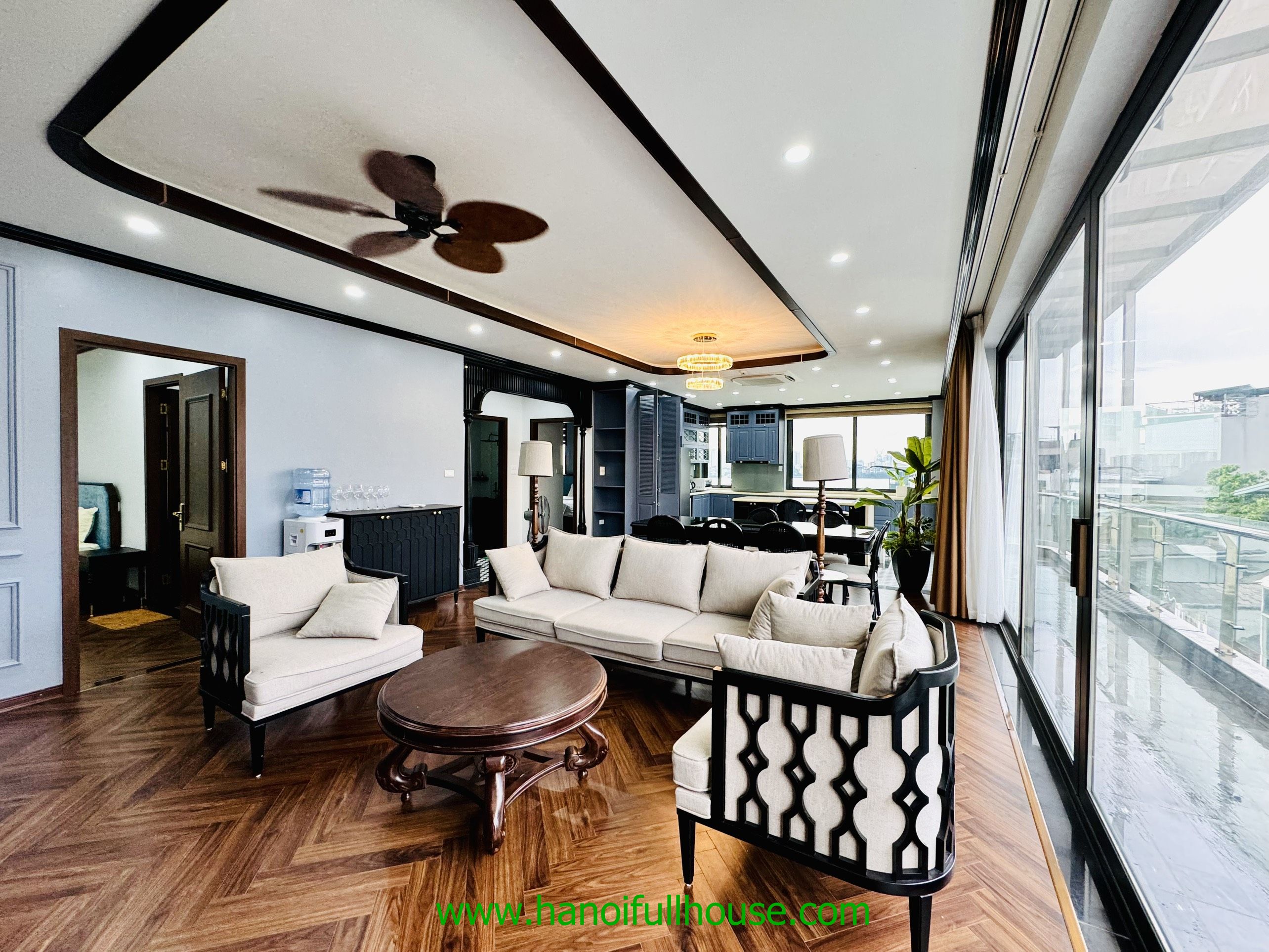 Cho thuê căn hộ 2 phòng ngủ tuyệt vời , tầng cao, sân thượng ở Tây Hồ
