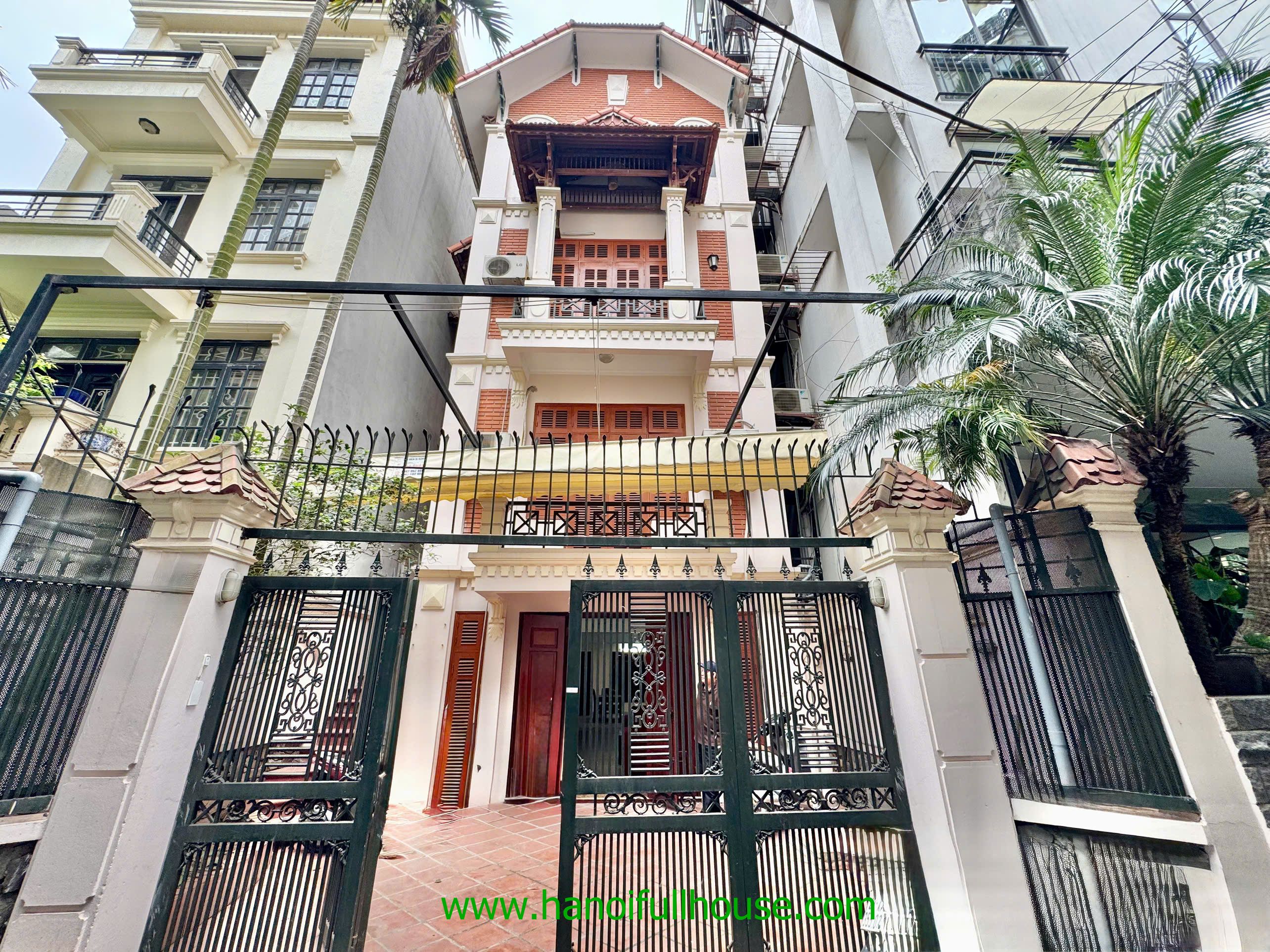 Nhà sân vườn, 5 phòng ngủ, đồ cơ bản ở Tây Hồ cho thuê