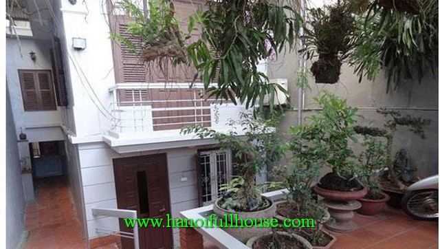 Nhà hai phòng ngủ, sân vườn đẹp, bồn tắm nằm ở Ba Đình cho thuê