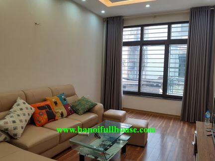 Cho thuê nhà 5 phòng ngủ ở Lạc Long Quân, gần Hồ Tây, đầy đủ đồ, nhiều ánh sáng.