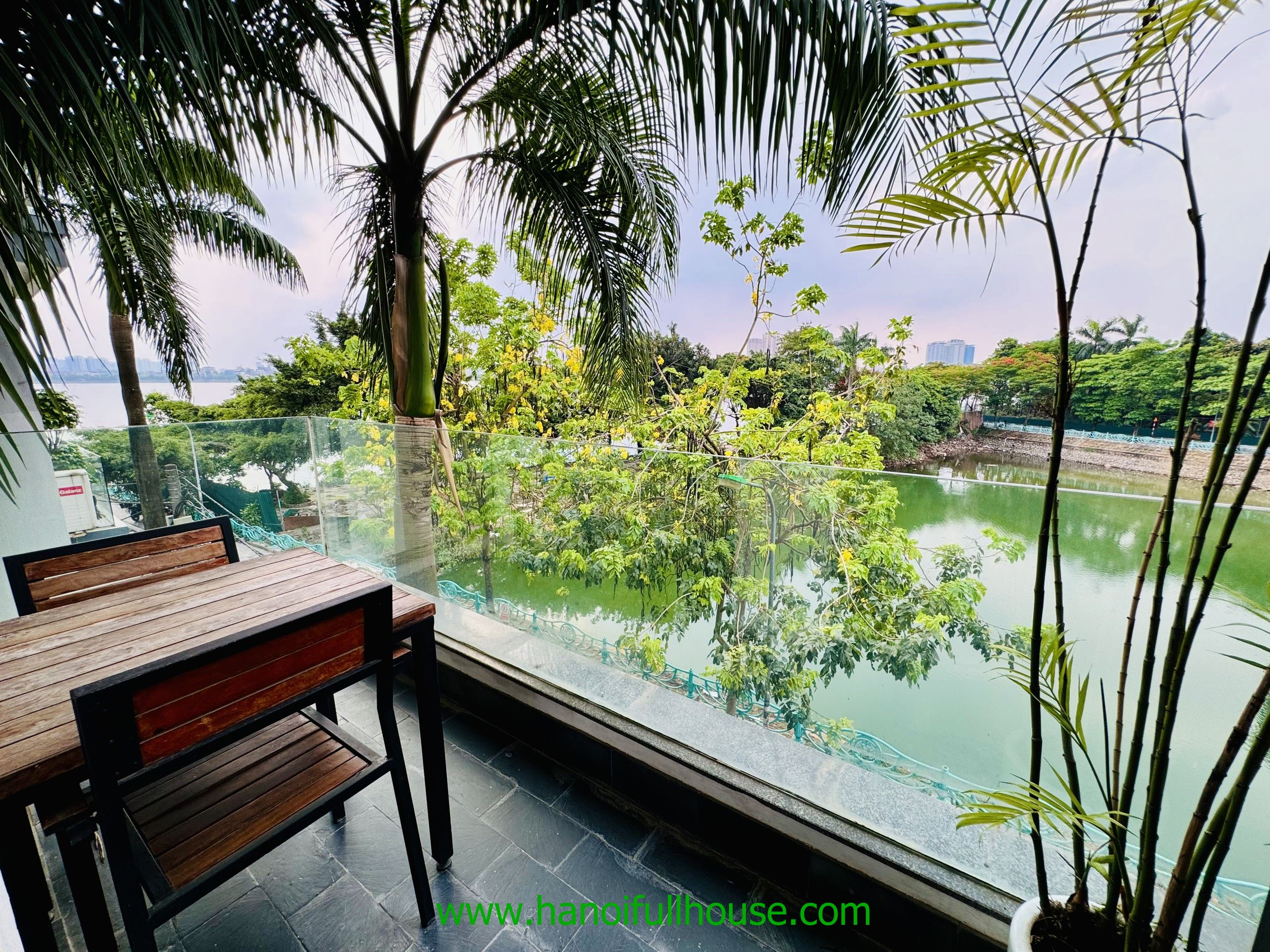 Cho thuê căn hộ 2 phòng ngủ view hồ tại đường Quảng Khánh, Tây Hồ.