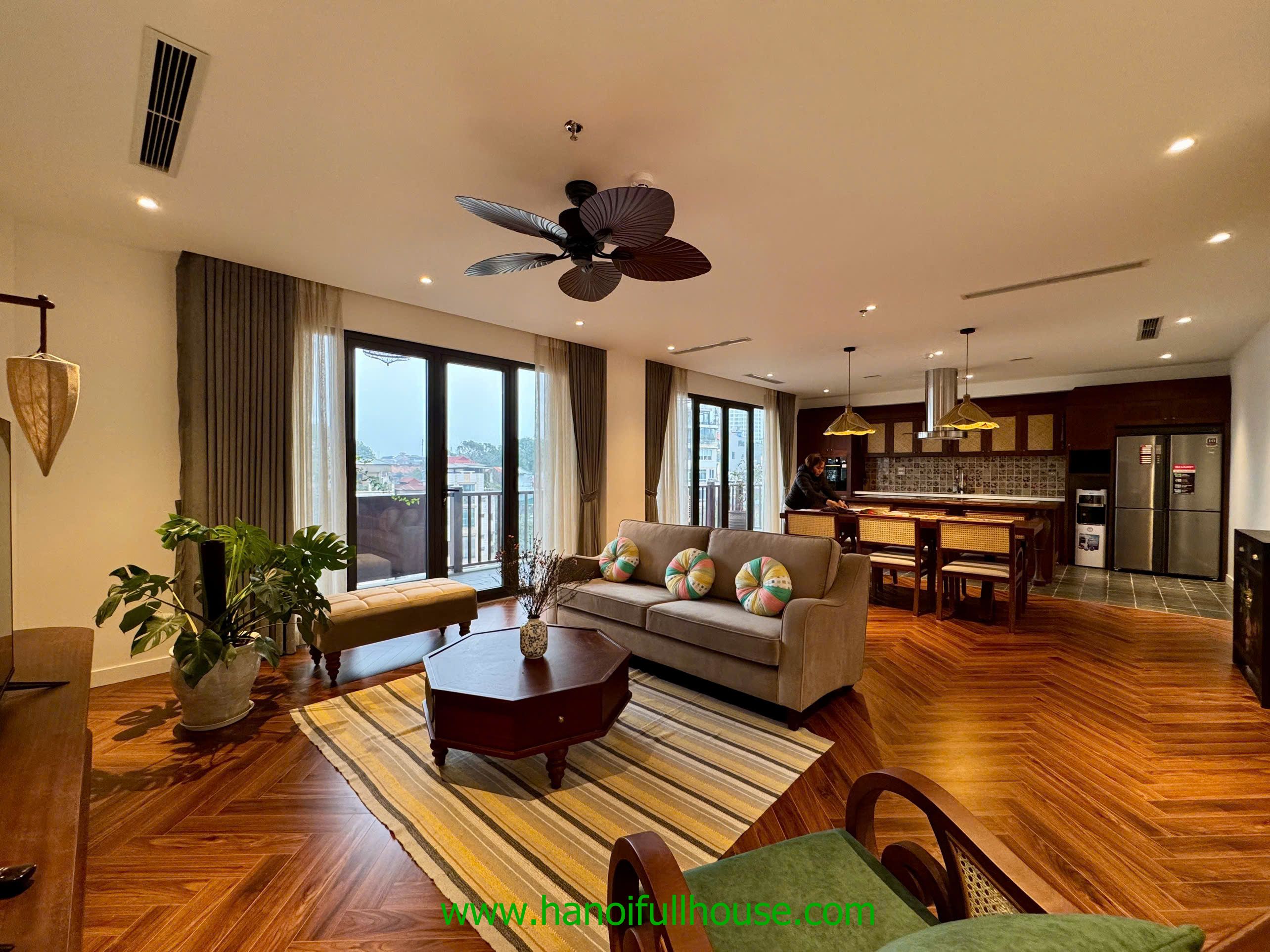 Căn hộ 3 phòng ngủ, ban công rộng, view Hồ Trúc Bạch cho thuê