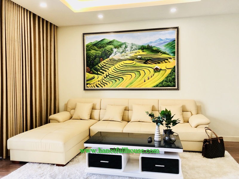 Cho thuê căn hộ ba phòng ngủ, 130m2, nội thất sang trọng ở Thanh Xuân