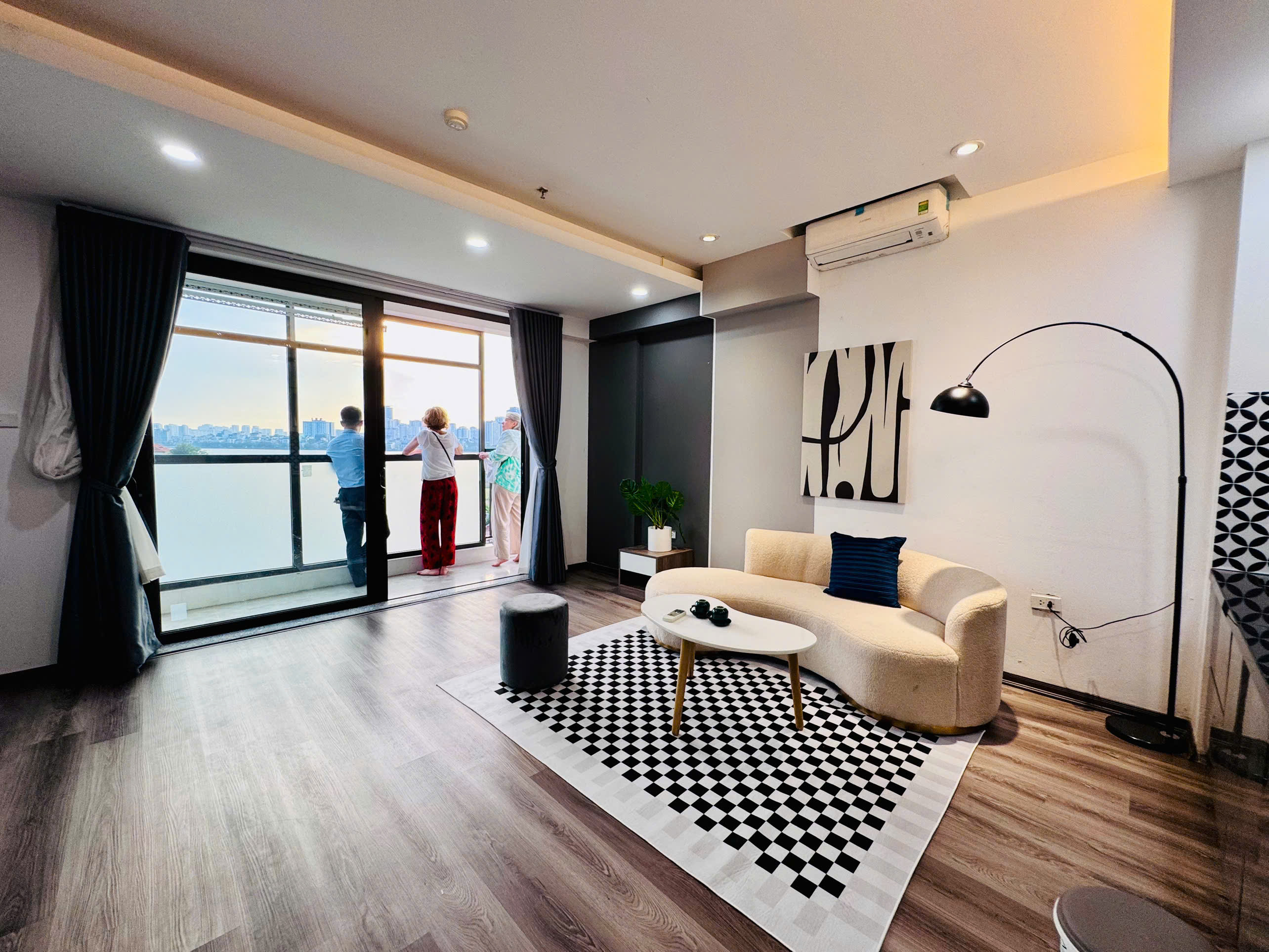 Căn hộ 2 phòng ngủ, view hồ ở Tô Ngọc Vân cho thuê