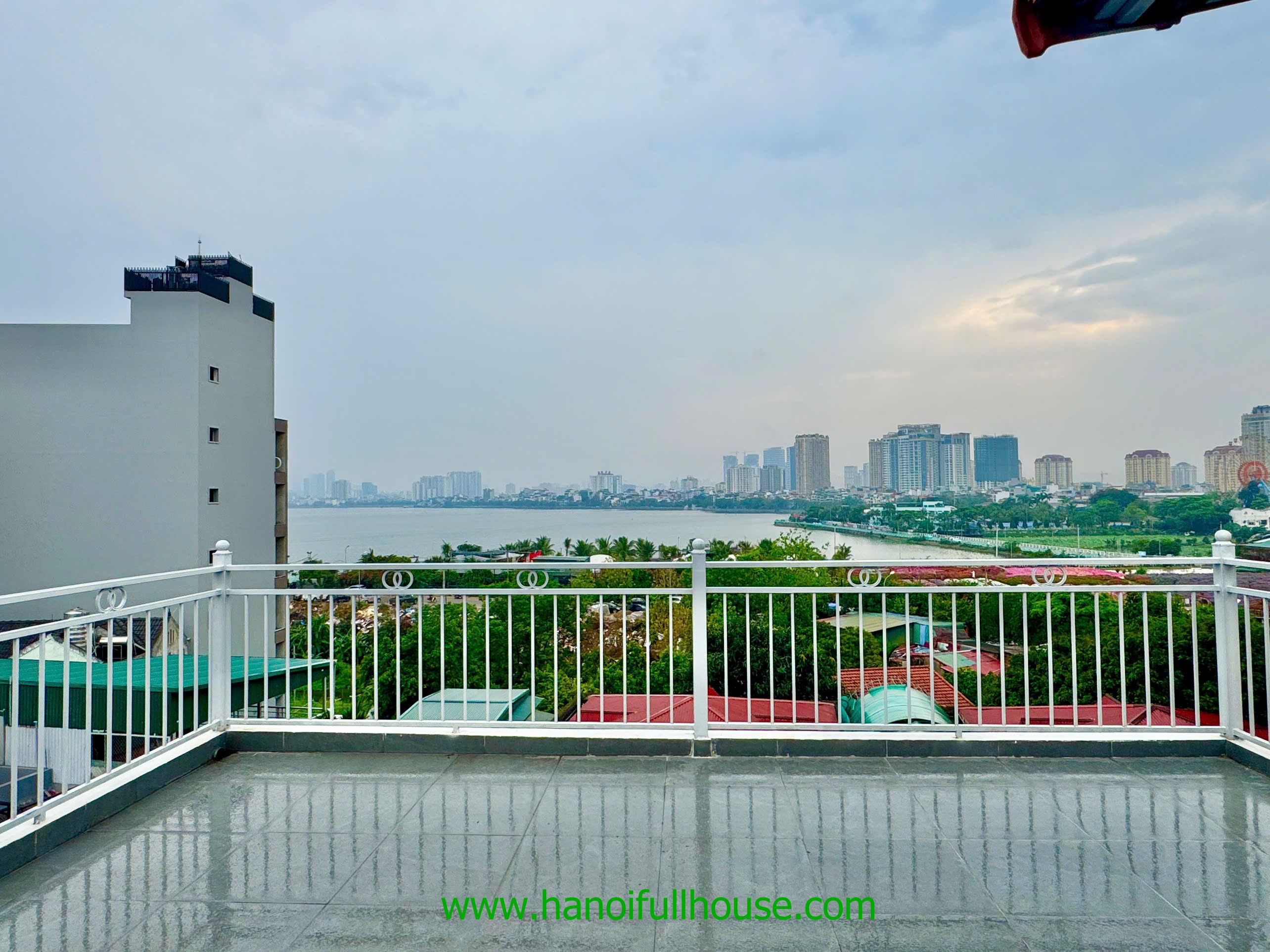 Ngôi nhà 5 phòng ngủ, có sân thượng, thang máy ở Tây Hồ cho thuê