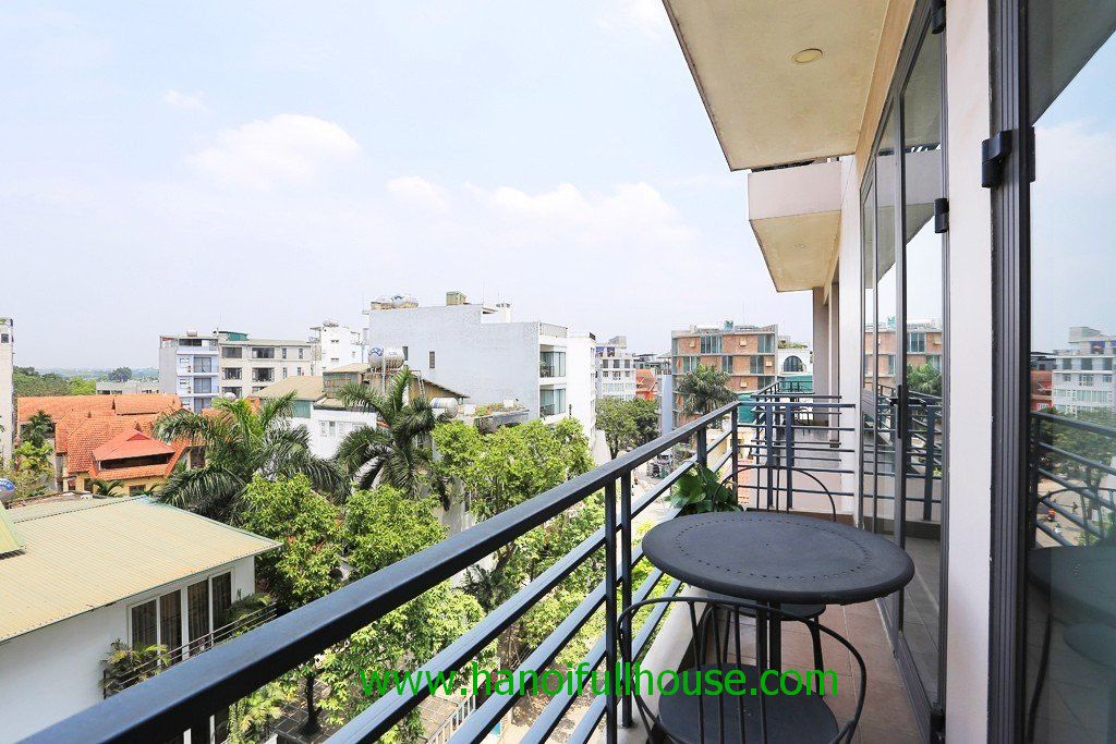 Cho thuê căn hộ 2 phòng ngủ nội thất hiện đại ở Tây Hồ