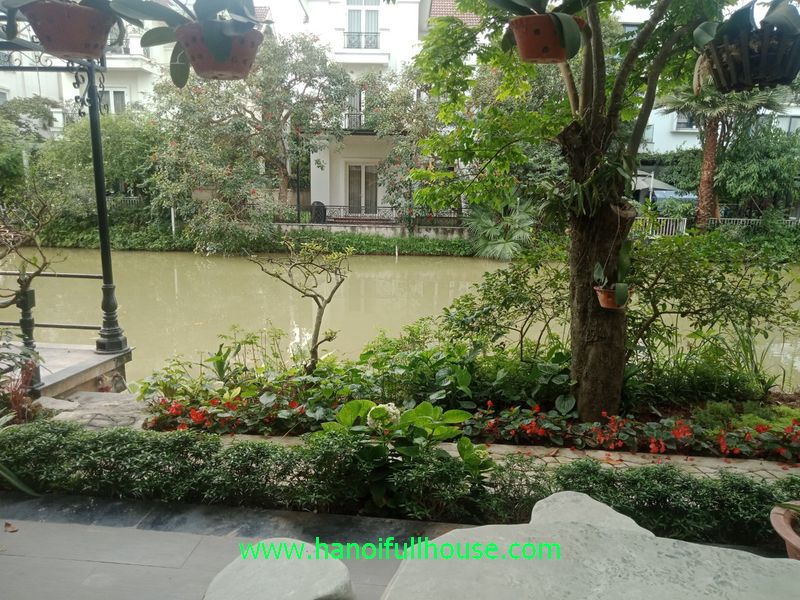 Cho thuê biệt thự song lập ven sông sân vườn rộng tại Vinhomes Riverside Long Biên, Hà Nội.
