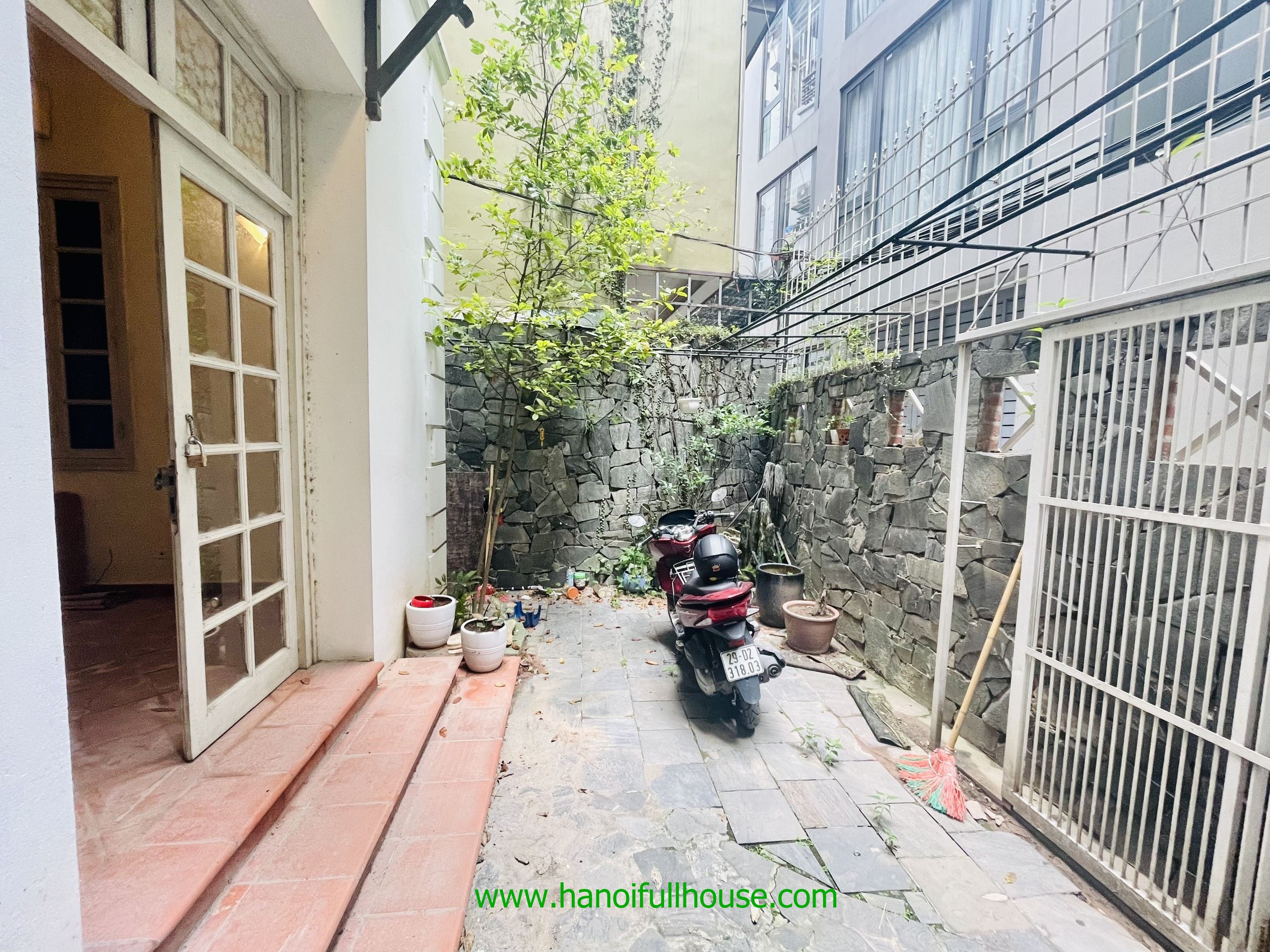 Unfurnished house with 4 bedrooms, rooftop for lease in Tay Ho