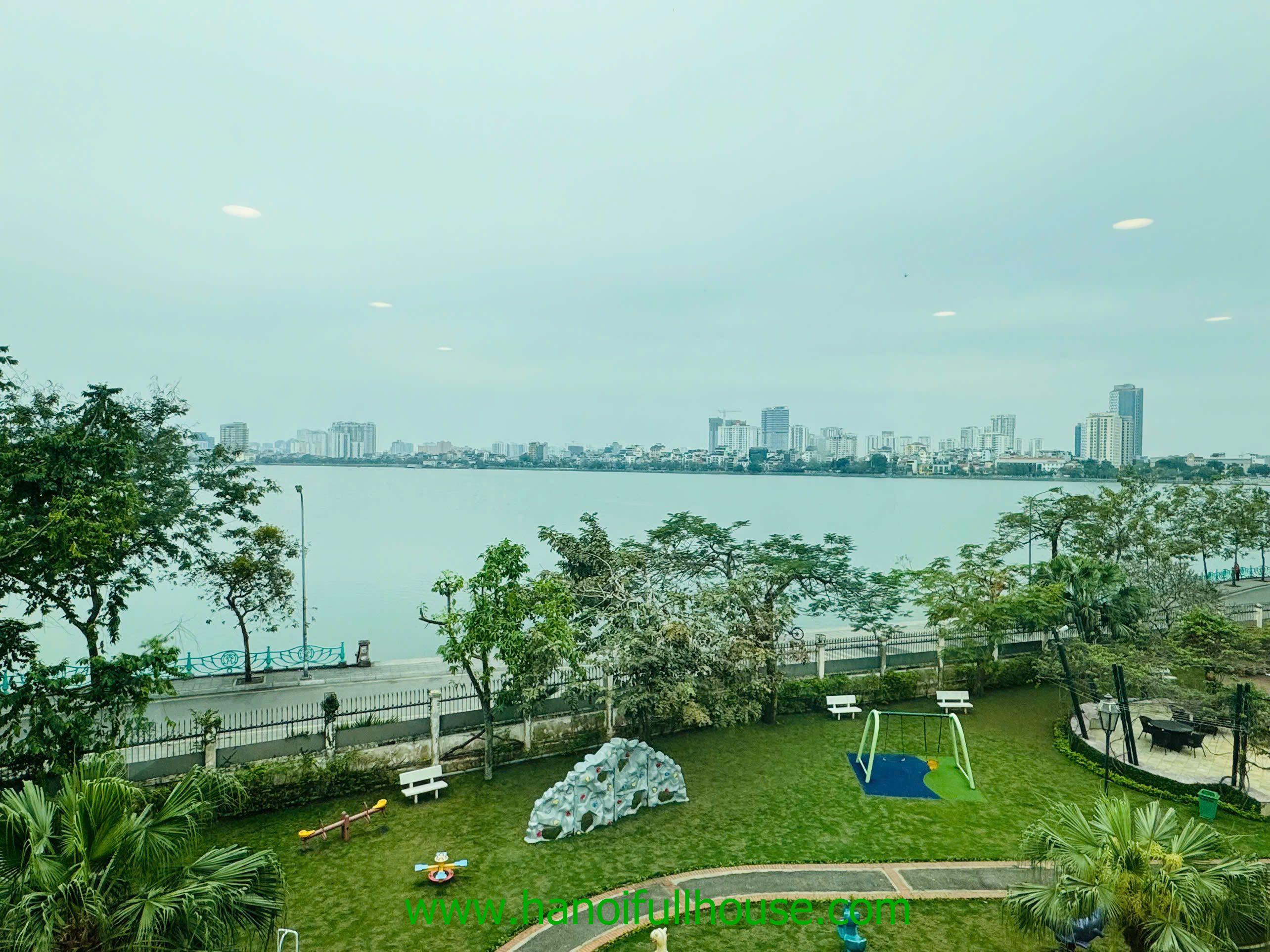 Căn hộ đầy đủ tiện ích, 3 phòng ngủ ở Tây Hồ cho thuê