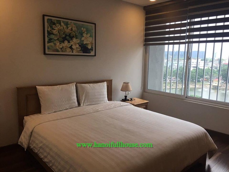 Cho thuê căn hộ dịch vụ cao cấp, nhìn ra hồ Ngọc Khánh, nằm trên tầng 8, thiết kế phong cách Nhật