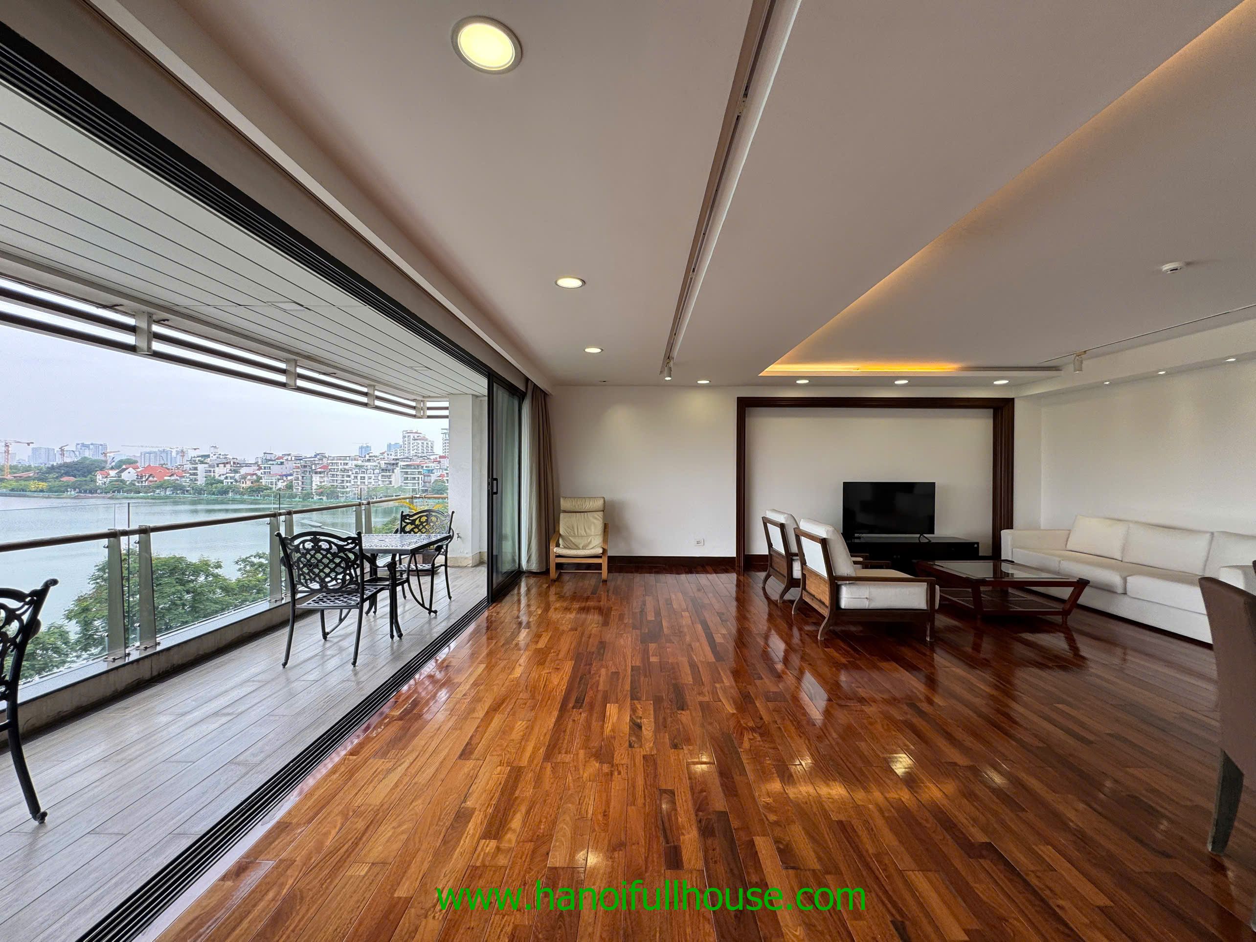 Căn hộ 3 phòng ngủ, view hồ, hiện đại ở đường Xuân Diệu cho thuê