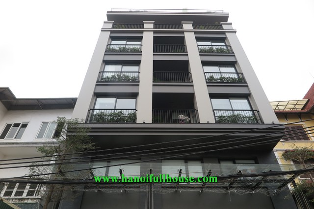 Căn hộ cho thuê tại phố Tô Ngọc Vân có 2 phòng ngủ, nhiều ánh sáng, ban công, gara.