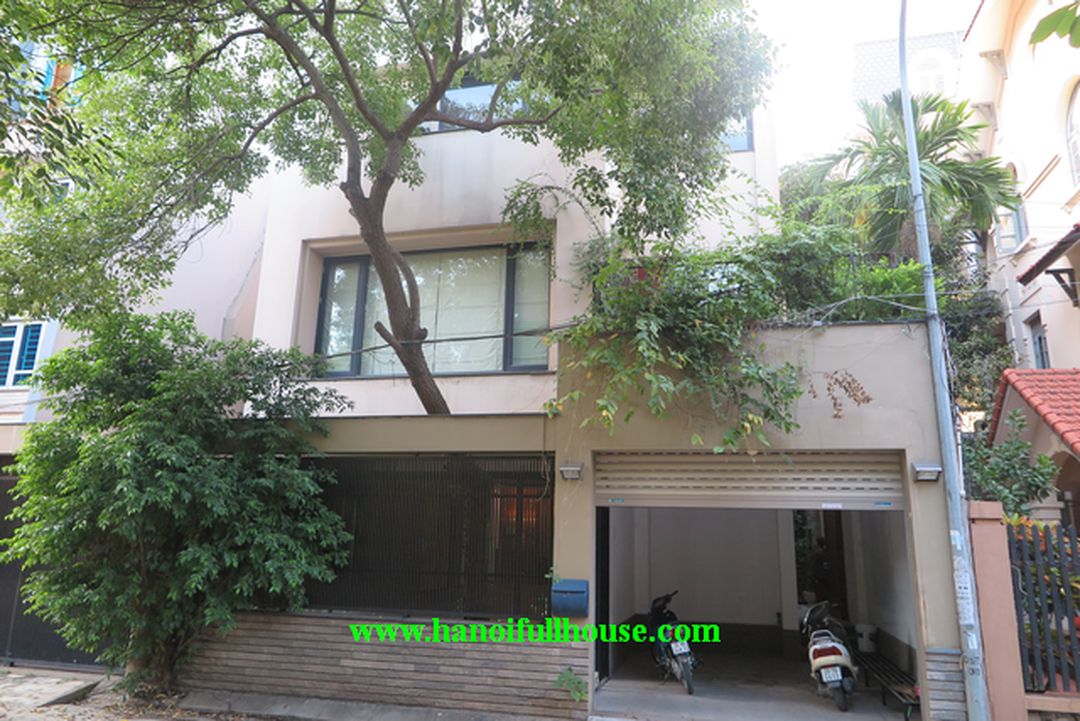 Vuon Dao Villa for rent. Suitable for office, living- total land area 220m2, 5 spacious rooms