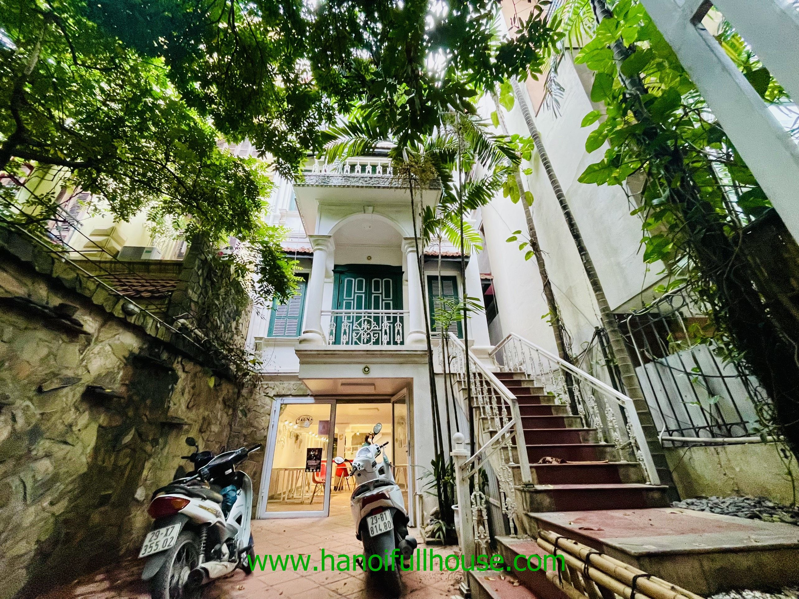 Unfurnished House with 4 bedrooms, yard garden in Tay Ho 