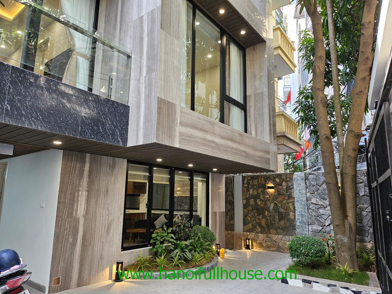 Nhà 4 phòng ngủ đẹp, sân vườn, nội thất hiện đại ở Tây Hồ cho thuê