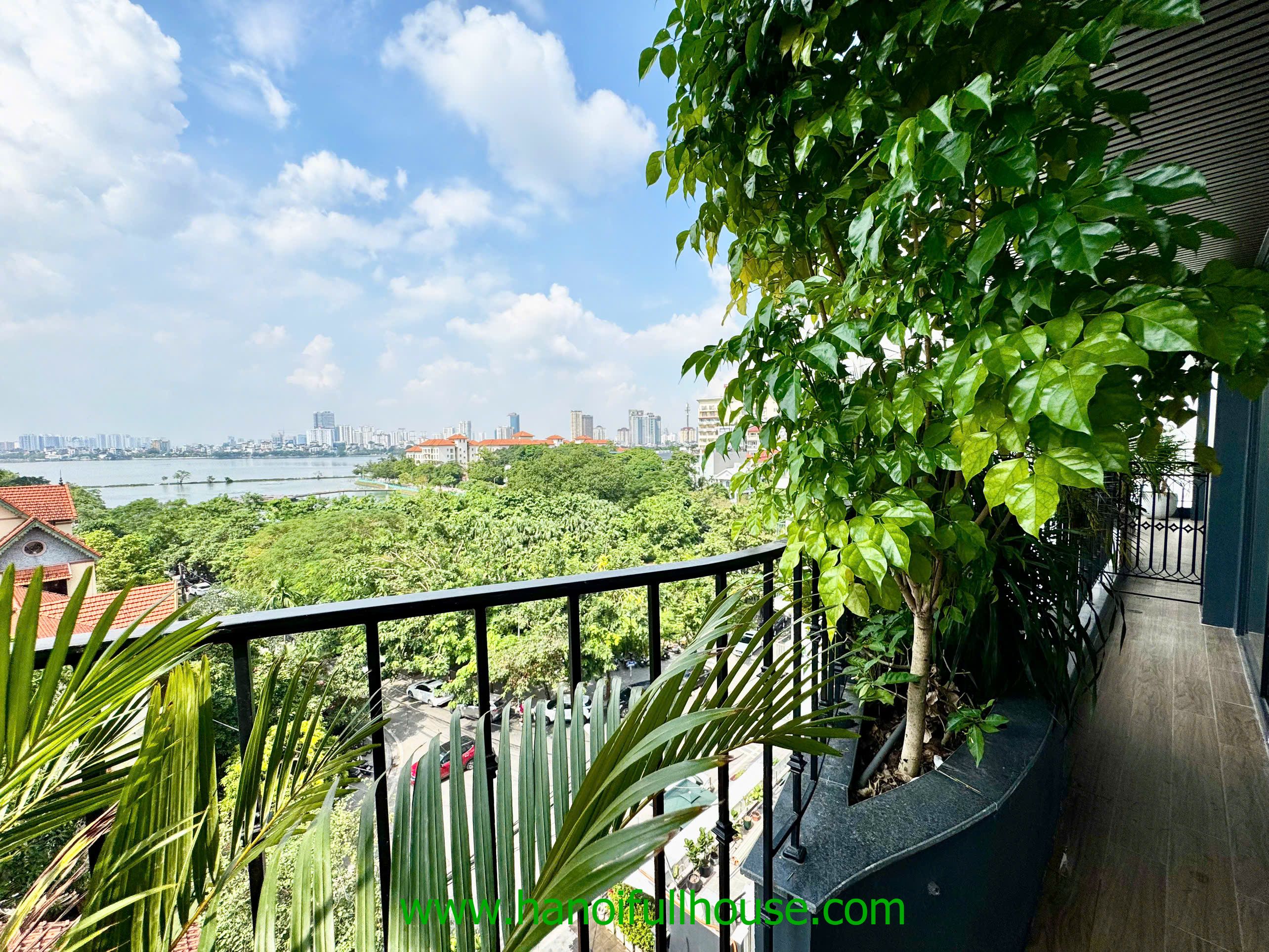 Căn hộ 2 phòng ngủ đủ đồ, tầng cao, view Hồ ở Tây Hồ cho thuê