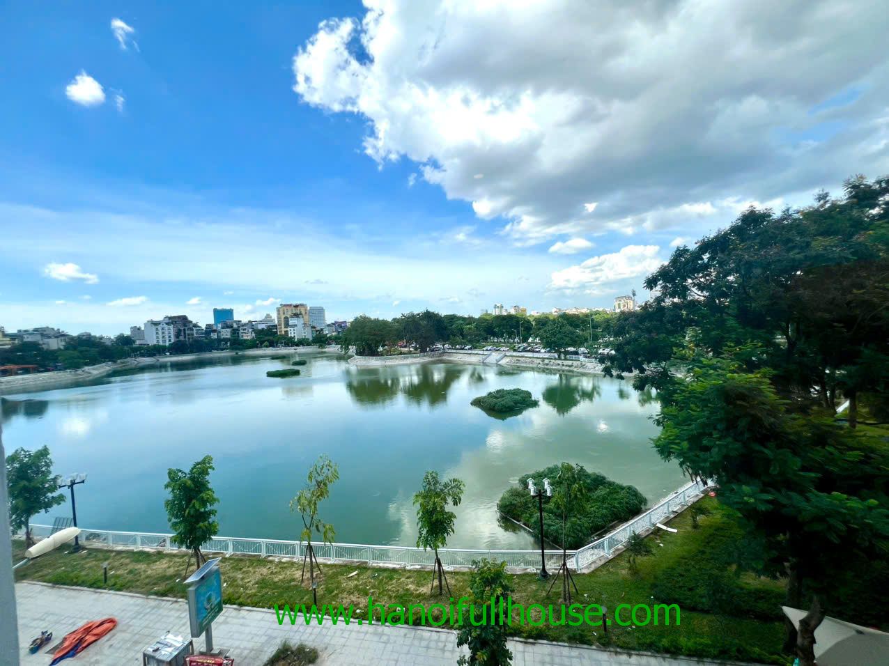 Căn hộ 2 phòng ngủ, view Hồ, hiện đại ở Hồ Ba Mẫu cho thuê