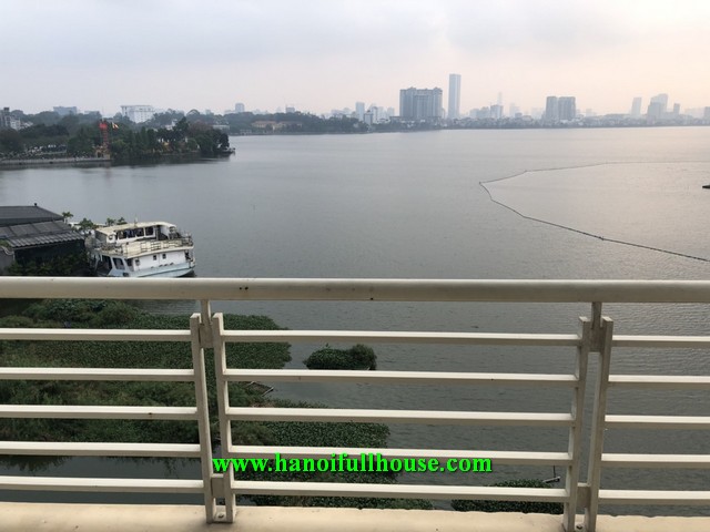Căn hộ tuyệt đẹp, mặt phố Yên Hoa, view  trọn hồ Tây cho thuê.