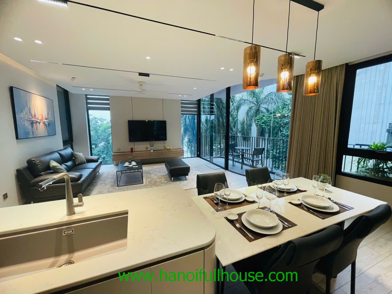 Cho thuê căn hộ 3 phòng ngủ mới tinh trên đường Quảng Khánh