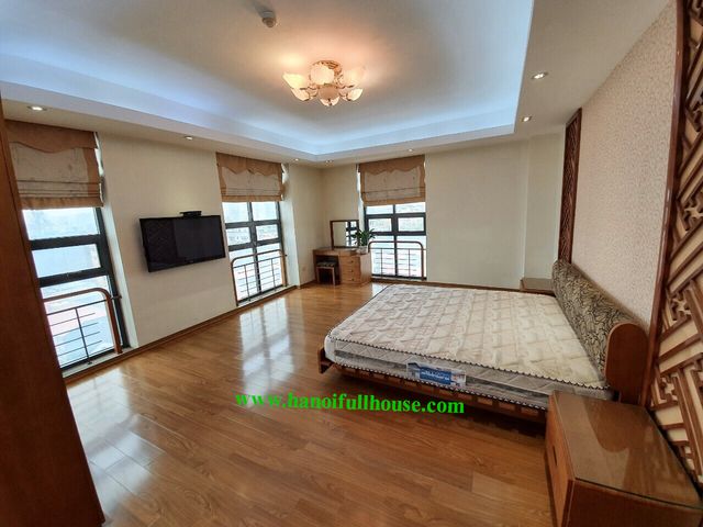 Cho thuê căn hộ đẹp, nội thất đầy đủ, nhiều ánh sáng 165 m2 ở Trung Tâm Hà Nội