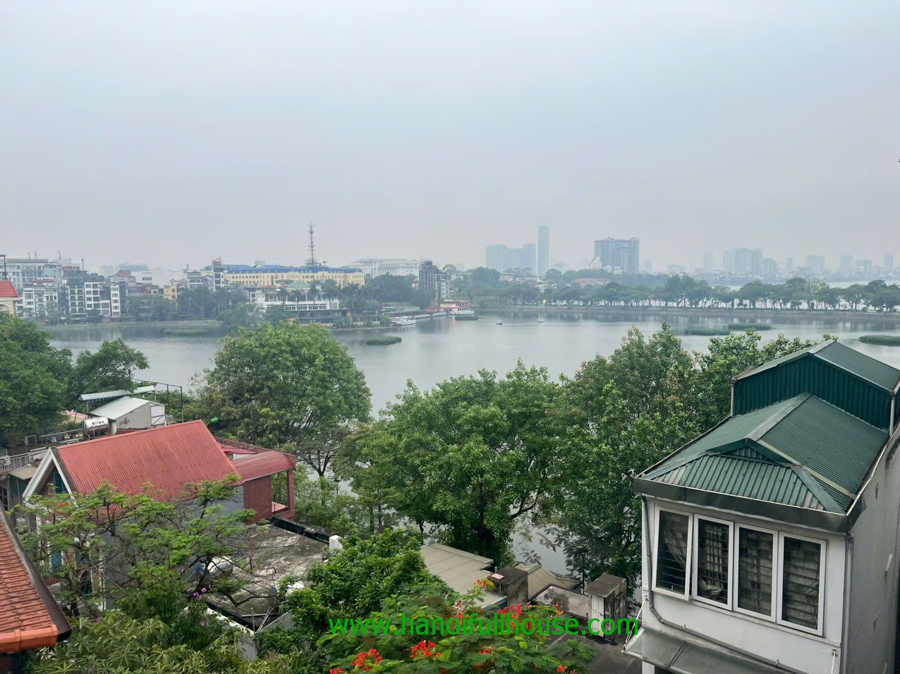 Căn hộ hiện đại, ban công, nhiều ánh sáng ở Trúc Bạch
