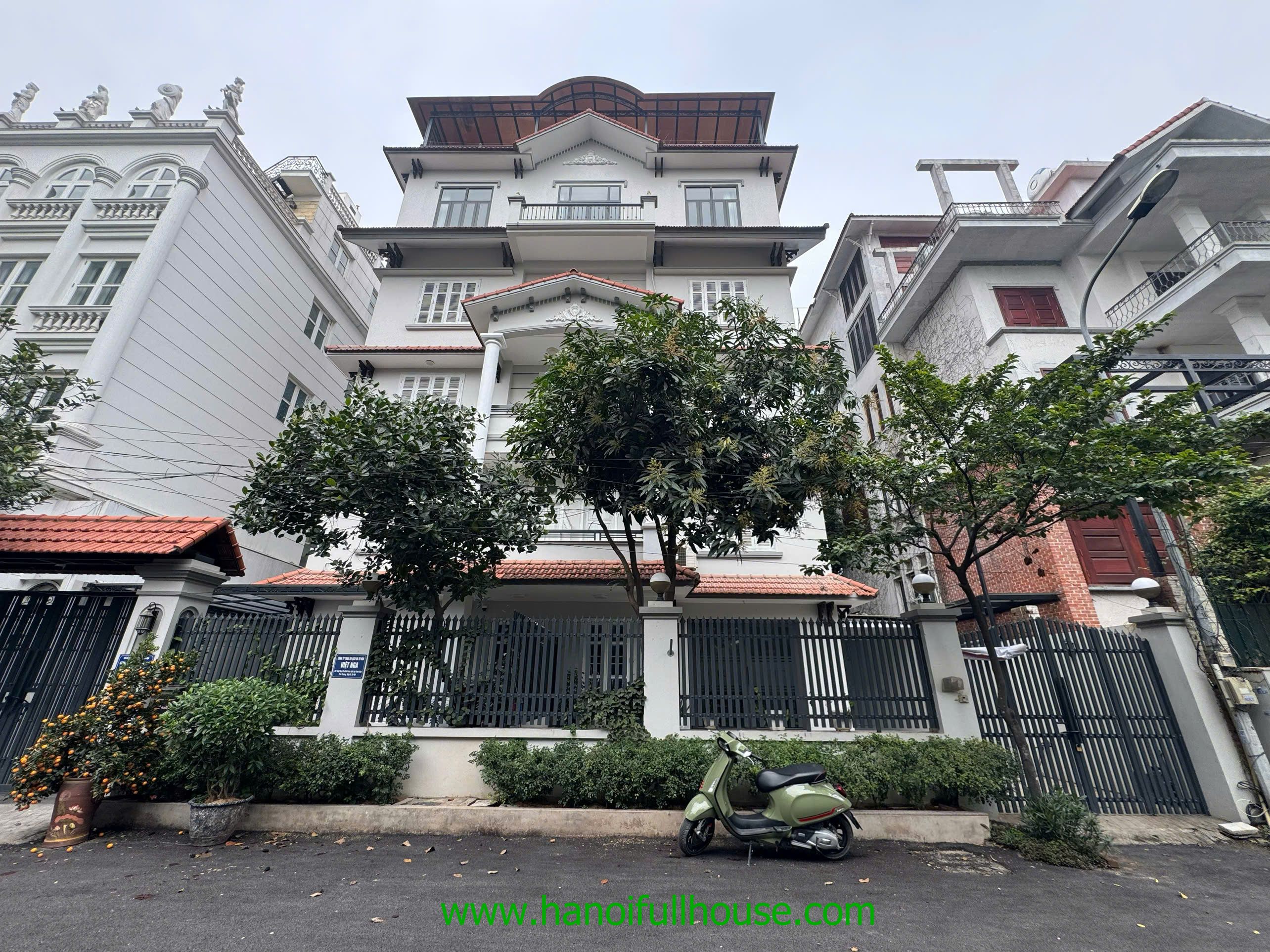 Biệt thự Vườn Đào với sân vườn rộng, 6 phòng ngủ, hiện đại cho thuê